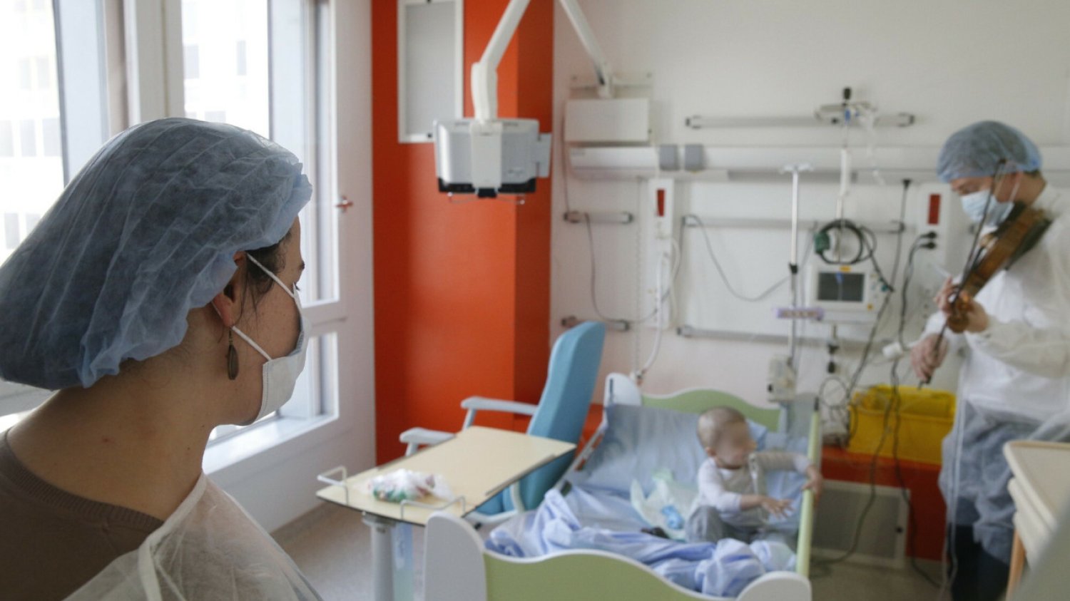 Dzieci z nowotworami w szpitalu oprócz leczenia potrzebują często także wsparcia psychologów.