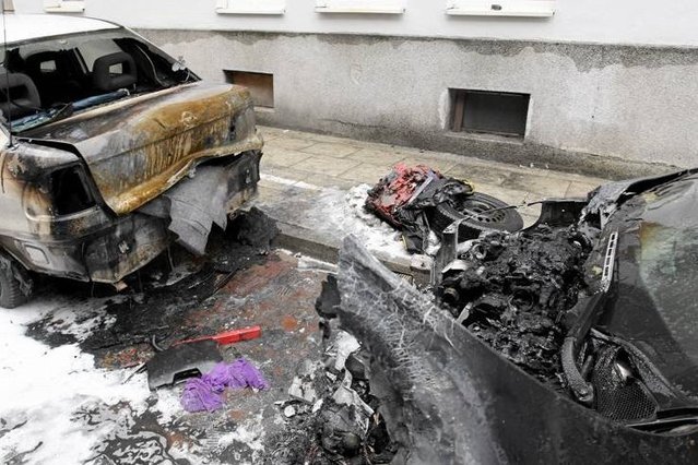Tyle zostało z podpalonych w Warszawie samochodów.