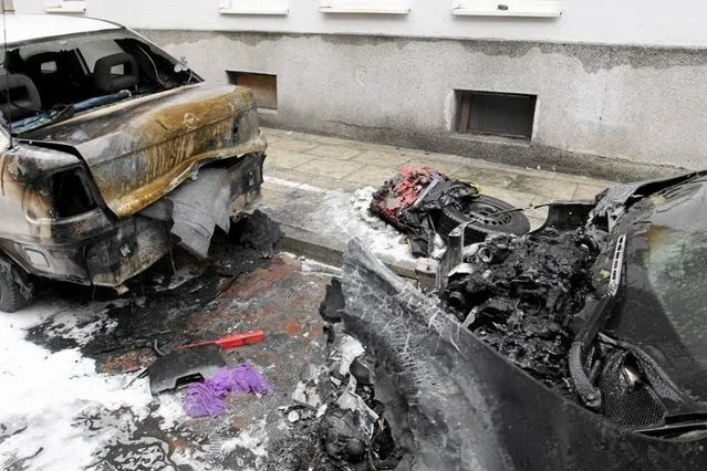 Tyle zostało z podpalonych w Warszawie samochodów.