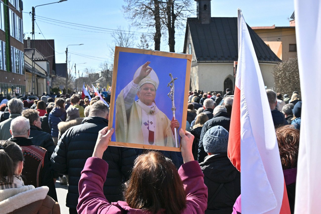 Tłum osób podczas marszu w obronie dobrego imienia Jana Pawła II