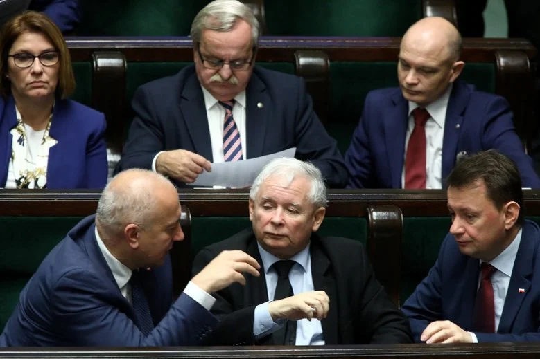 To przez pomyłkę" – tak posłowie PiS tłumaczą głosowanie przeciwko zmianom w regulaminie Sejmu.