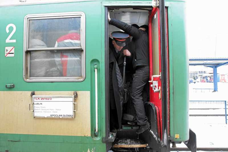 Zatłoczony pociąg to smutne realia na wielu liniach w Polsce.