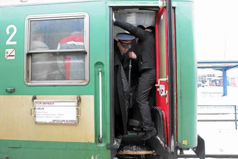 Zatłoczony pociąg to smutne realia na wielu liniach w Polsce.