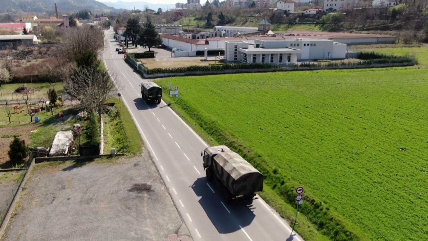 Konwój wojskowy w drodze na cmentarz w Serravalle Scrivia