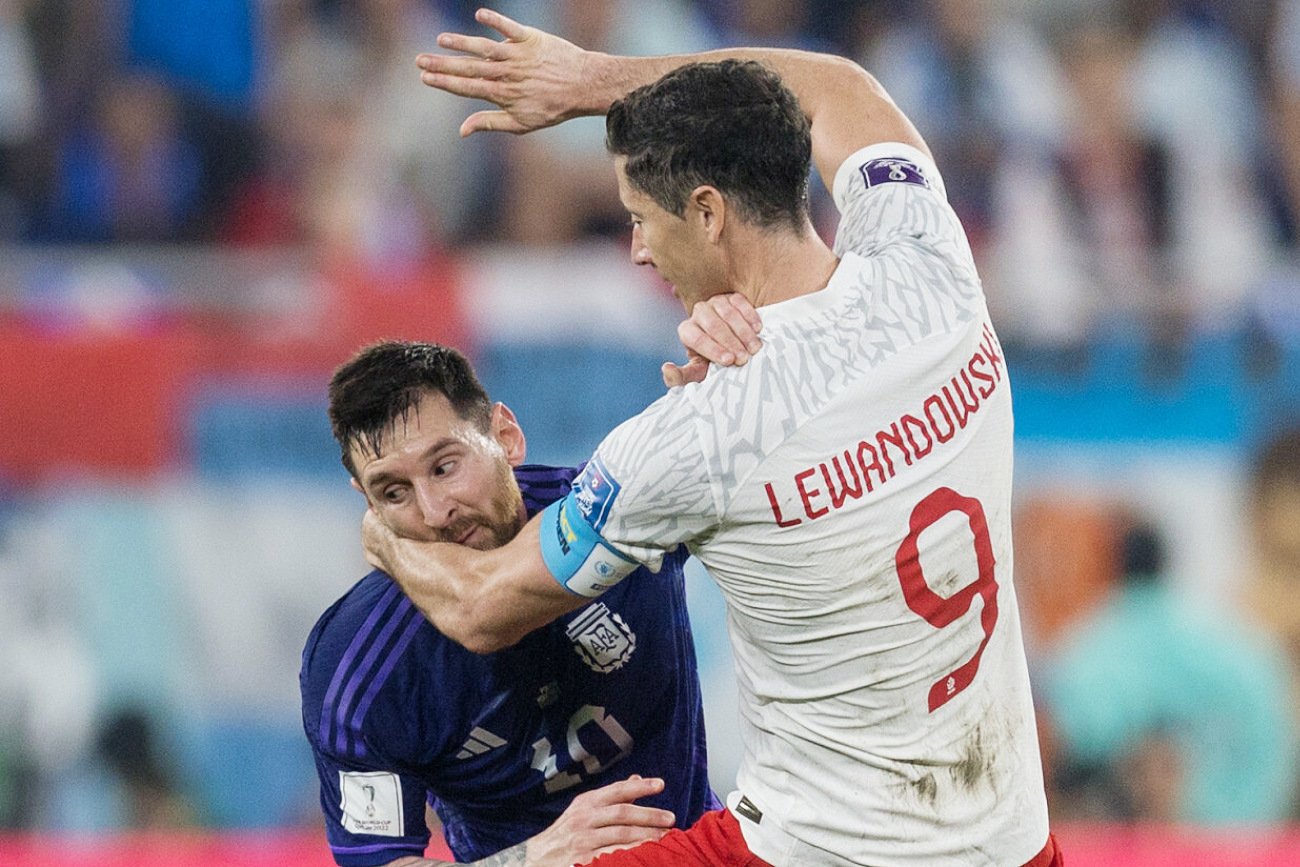 Robert Lewandowski w meczu z Argentyną był niewidoczny. Kapitan musiał się skupiać głównie na walce z rywalami.