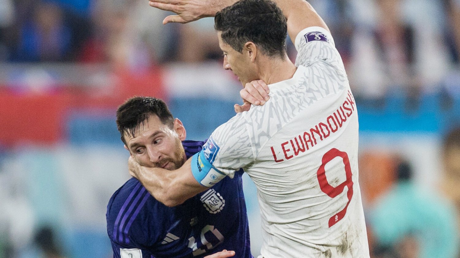 Robert Lewandowski w meczu z Argentyną był niewidoczny. Kapitan musiał się skupiać głównie na walce z rywalami. Robert Lewandowski w meczu z Argentyną był niewidoczny. Kapitan musiał się skupiać głównie na walce z rywalami.