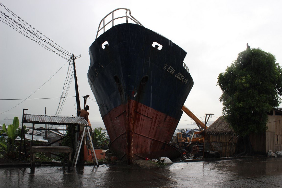 "Ciała były na każdym drzewie". Rok po super tajfunie "Yolanda" Tacloban wciąż podnosi się z gruzów