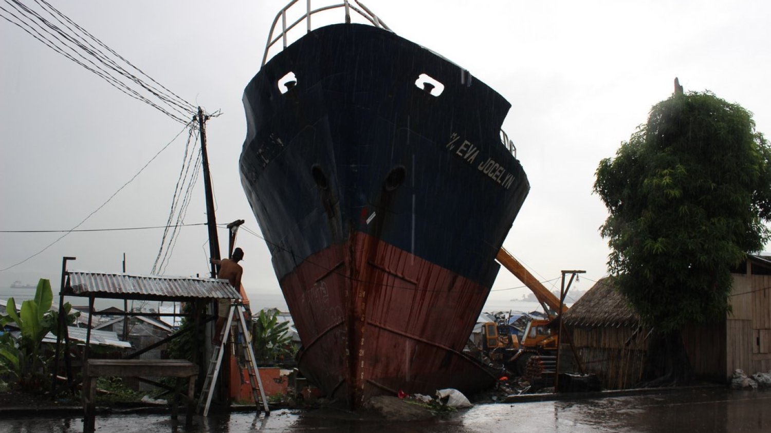 "Ciała były na każdym drzewie". Rok po super tajfunie "Yolanda" Tacloban wciąż podnosi się z gruzów