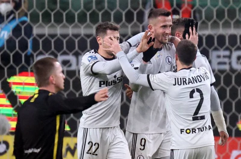 Legia rozpoczęła rundę wiosenną od niespodziewanej porażki z Podbeskidziem. Legia-Liwa FC w Dubaju. Wśród rywali pracownicy hotelu.
