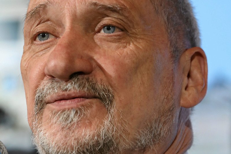 Minister Antoni Macierewicz chce, by armia była w stanie samodzielnie obronić Polskę przed atakiem wroga. Narzeka jednak na tych, którzy przeszkadzają mu w "odbudowie" wojska.