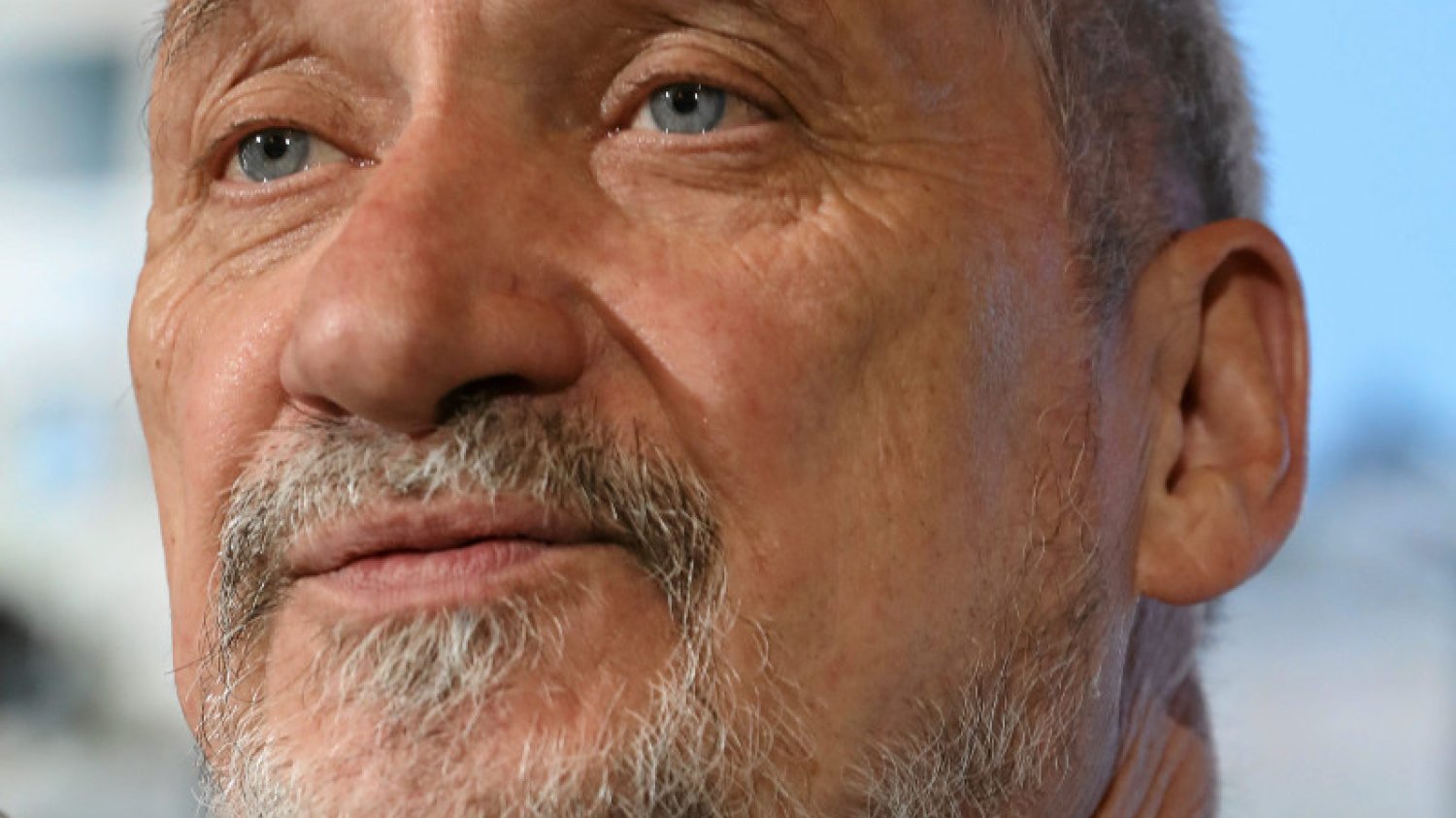 Minister Antoni Macierewicz chce, by armia była w stanie samodzielnie obronić Polskę przed atakiem wroga. Narzeka jednak na tych, którzy przeszkadzają mu w "odbudowie" wojska.