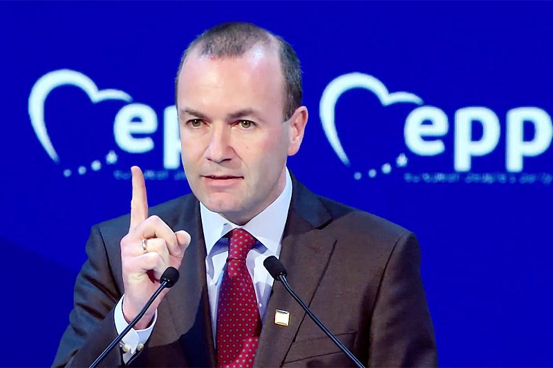 Jeden z liderów Europejskiej Partii Ludowej i szef największej, chadeckiej frakcji w Parlamencie Europejskim uznał, że PiS właśnie "opuszcza europejską wspólnotę wartości".