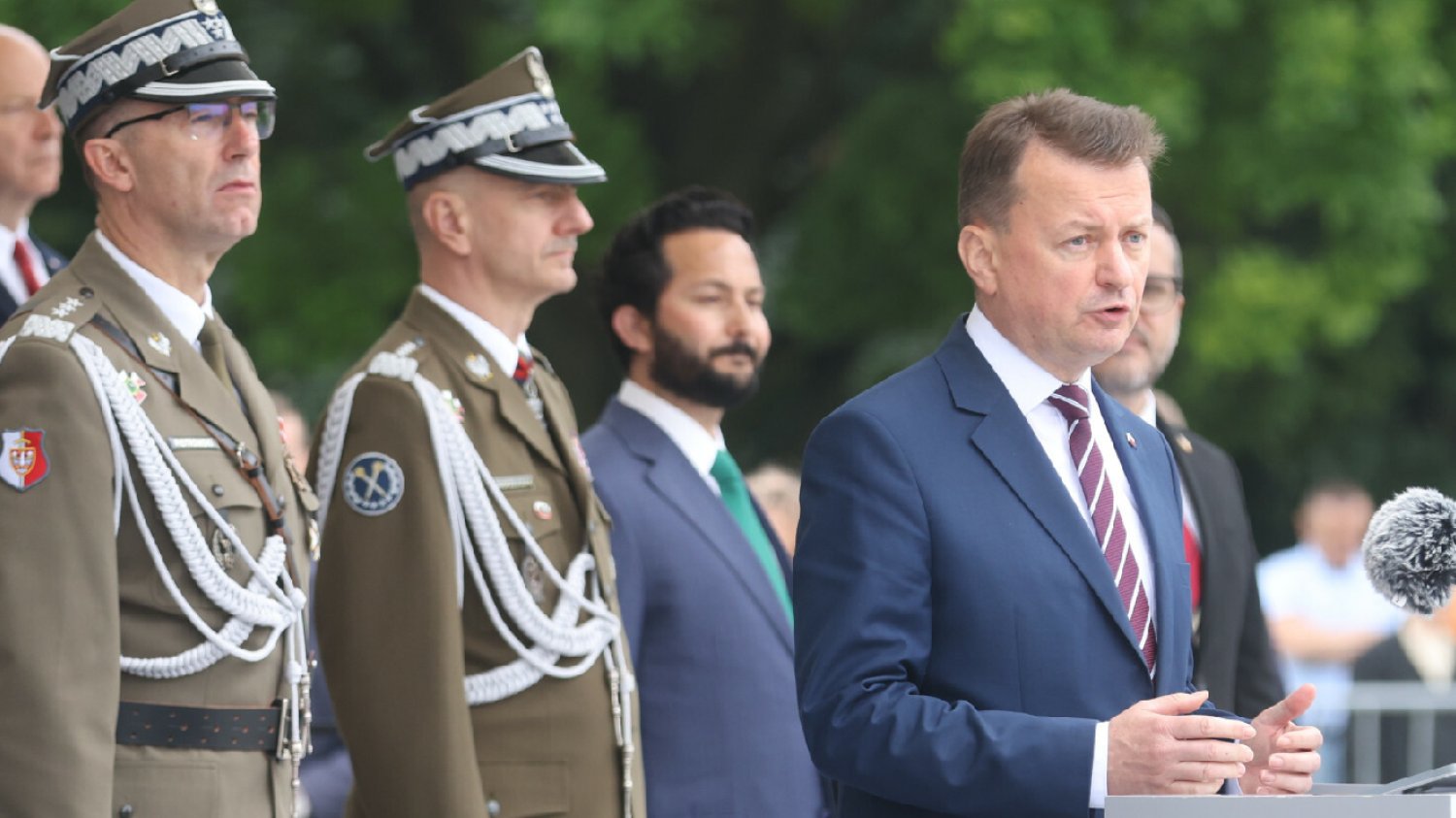Andrzejczak i Piotrowski zrezygnowali. Znani wojskowi komentują ten wstrząs.