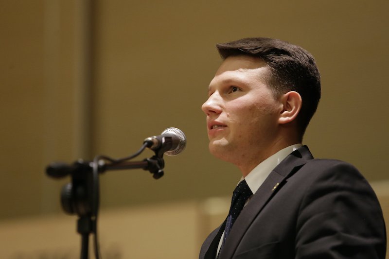 Sławomir Mentzen obraża młodych ludzi, którzy nie podzielają jego ideologii.