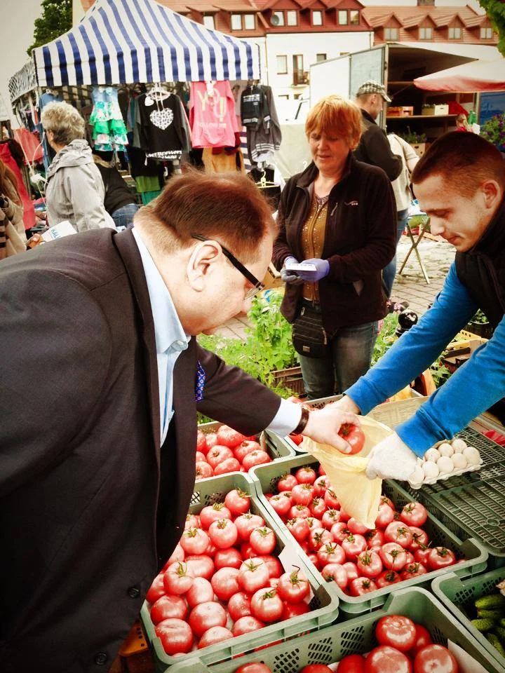 Ryszard Kalisz na targowisku w podwarszawskim Serocku