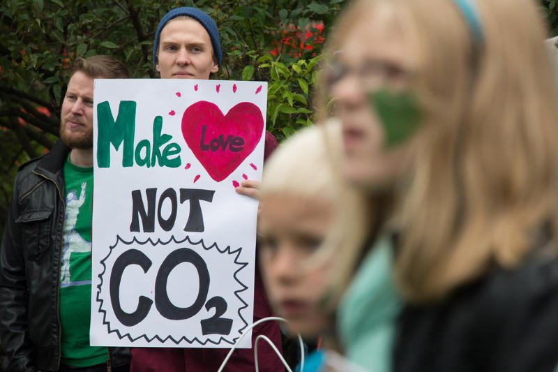Ludzie chcą mieć wpływ na przyszłość Ziemi, ale nie wszyscy są świadomi tego, jak szkodliwy dla środowiska jest dwutlenek węgla.