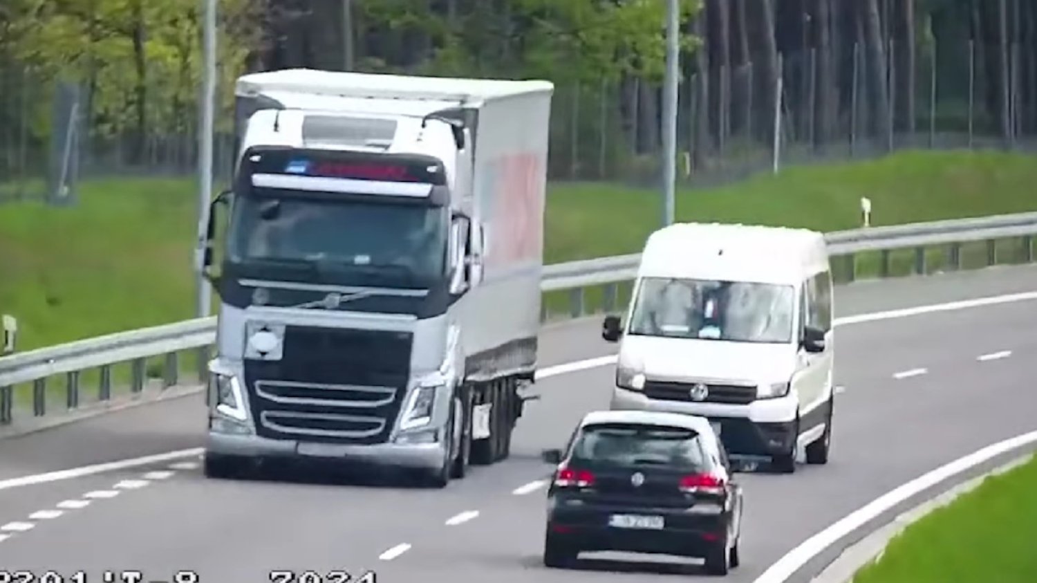 Kobieta wjechała pod prąd na drogę ekspresową. Mrożące krew w żyłach sceny.