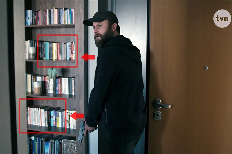 Kolejny kadr z "Pułapki" TVN, w którym widać "książki Patryka Jakiego". Za pistoletem widoczne są słynne albumy o niemieckich parowozach.