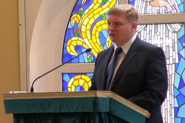 Prof. Andrzej Kochański prowadzi serię wykładów o skutkach in vitro.