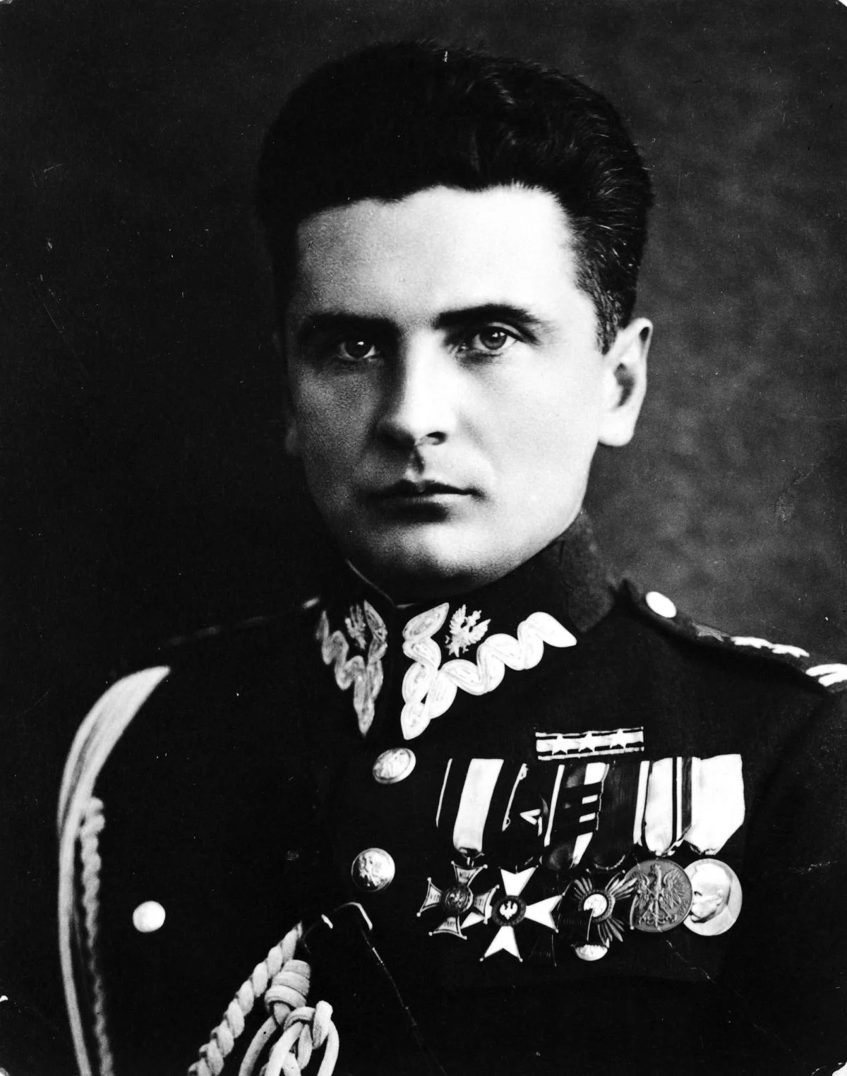 Generał Stefan Grot-Rowecki - patron jednego z warszawskich mostów, legenda polskiej konspiracji.