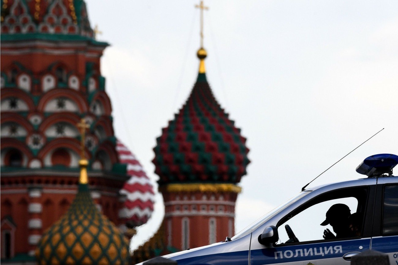 Radiowóz przy Katedrze św. Bazylego w Moskwie