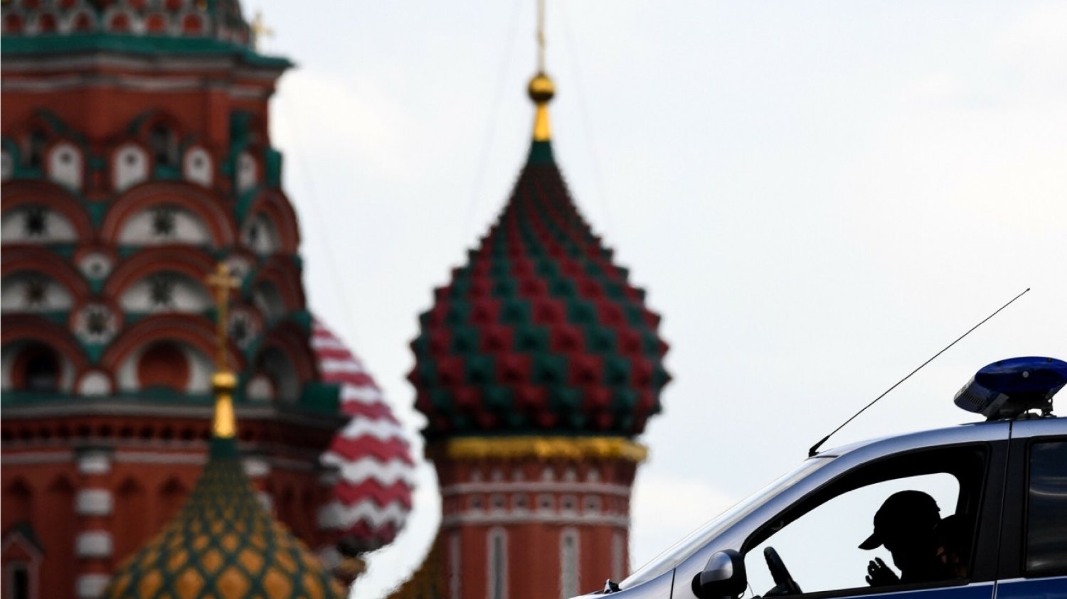 Radiowóz przy Katedrze św. Bazylego w Moskwie