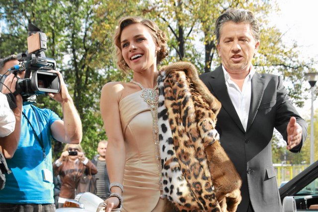 Janusz Józefowicz wraz ze swoją partnerką i gwiazdą teatru Nataszą Urbańską, potrafią stworzyć widowisko za kilka milionów złotych.