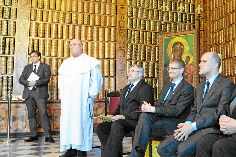 Prezydent Częstochowy Krzysztof Matyjaszczyk (czwarty od lewej) podczas konferencji dotyczącej dotacji UE w bibliotece Klasztoru Jasnogórskiego w 2012 r.