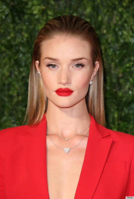 Rosie Huntington Whiteley to typ ciepłej, śniadej blondynki. Pięknie jej w czerwieni!