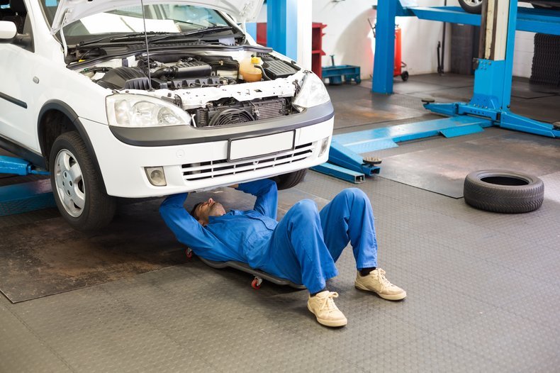 Numer VIN to podstawa, jeśli chcemy sprzedać, kupić lub co najważniejsze - sprawdzić samochód - czy był serwisowany, bity, stan licznika. Gdzie znaleźć numer VIN w moim aucie?