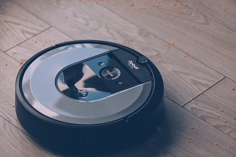 Coraz więcej domowników decyduje się na jednorazową inwestycję w postaci inteligentnego robota odkurzającego. Na przykładzie iRobot Roomba i7+ wskazujemy cechy, które powinien mieć wysokiej jakości automatyczny odkurzacz