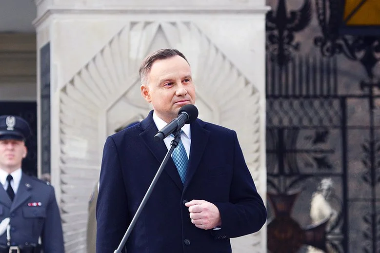 Prezydent Andrzej Duda wygłosił wystąpienie na Placu Piłsudskiego. Internauci zarzucają mu, że mówiąc o katastrofie smoleńskiej udawał emocje.