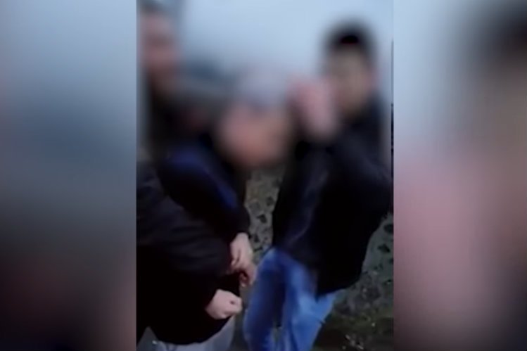 Do sieci trafił film z dwoma mężczyznami, którzy założyli chłopcu prezerwatywę na głowę i próbowali podpalić.