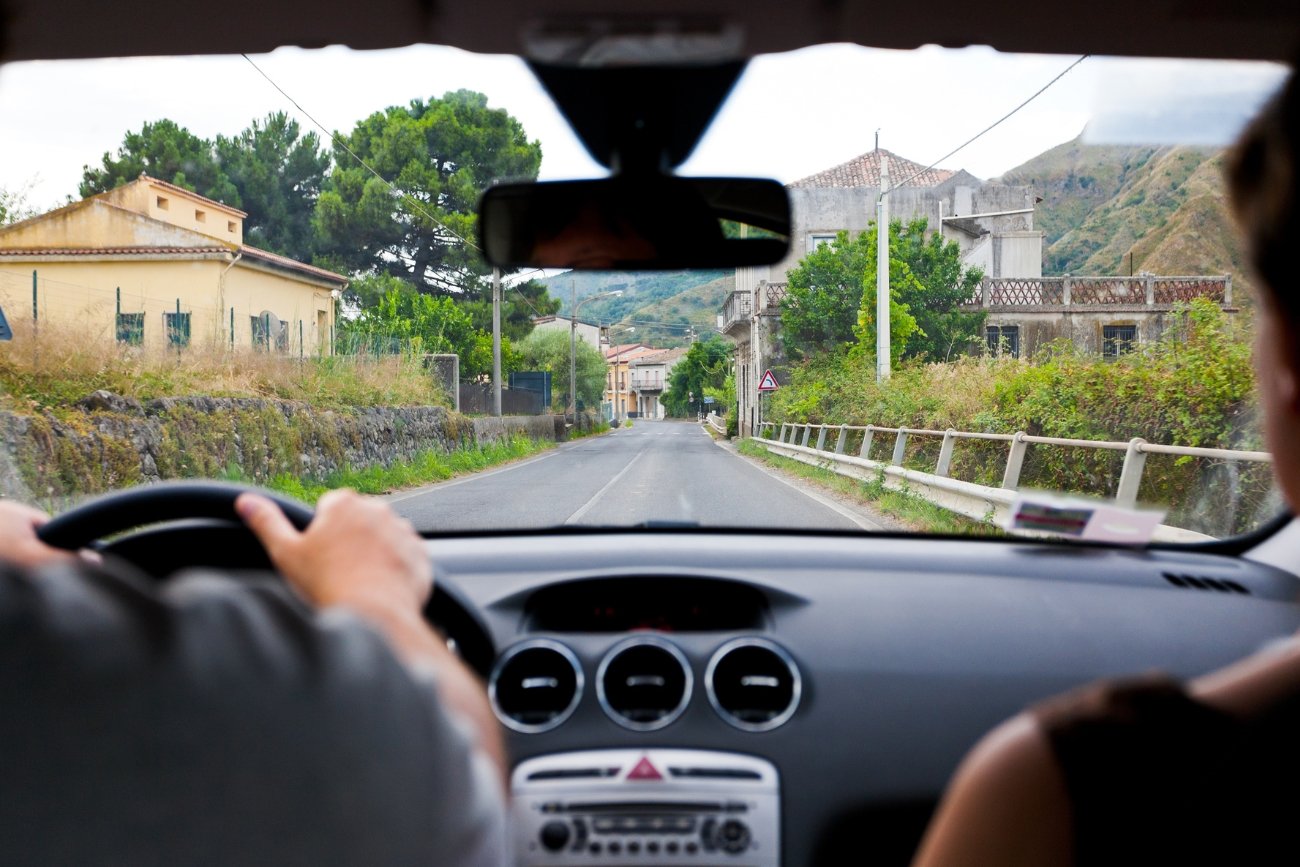 Wycieczka samochodem po włoskich uliczkach to marzenie wielu podróżników.