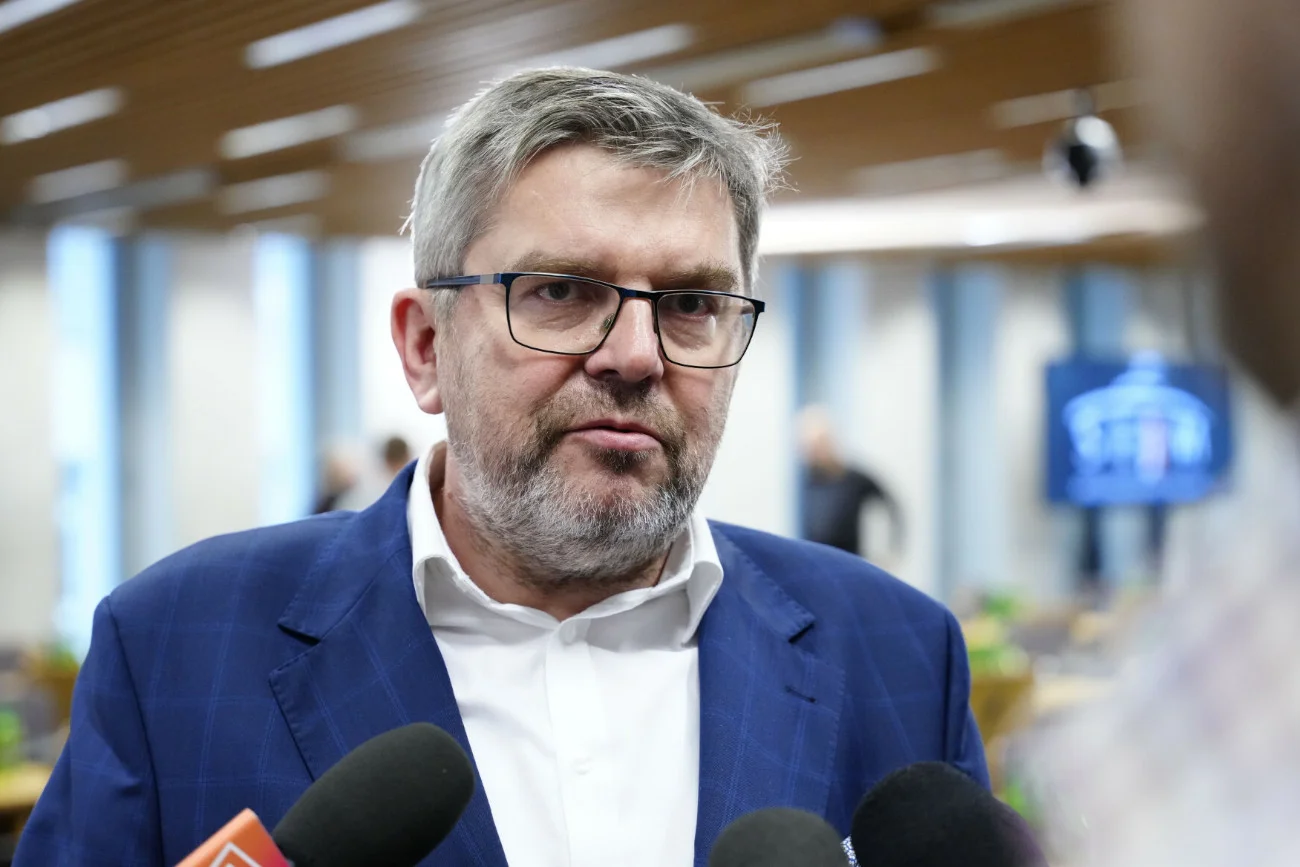 Urbaniak z KO kazał salutować policjantowi. Teraz powiedział, jak było