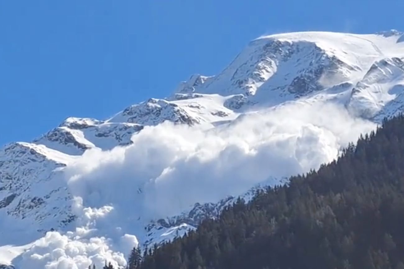 Lawina na lodowcu Armancette w Alpach