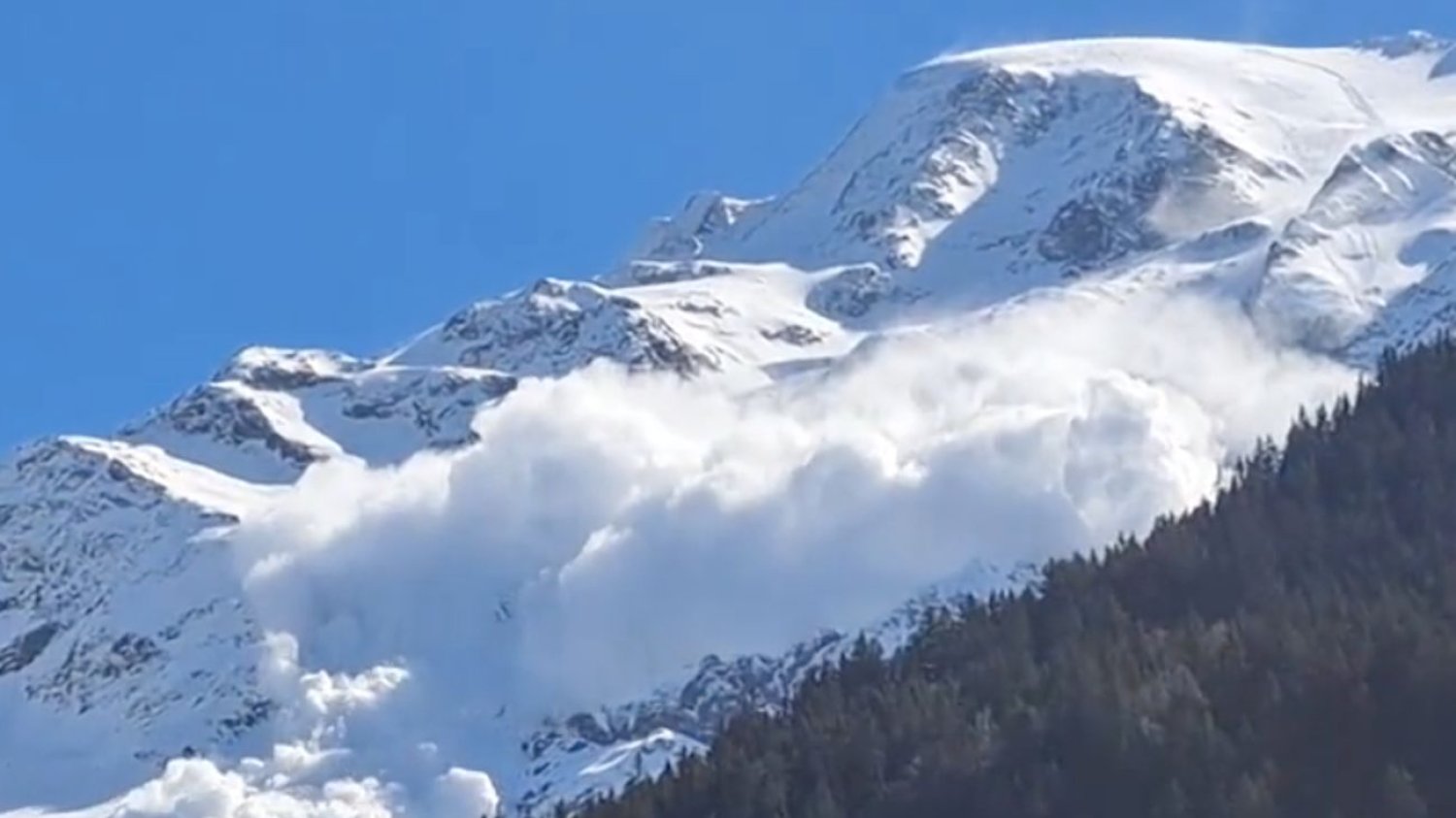 Lawina na lodowcu Armancette w Alpach