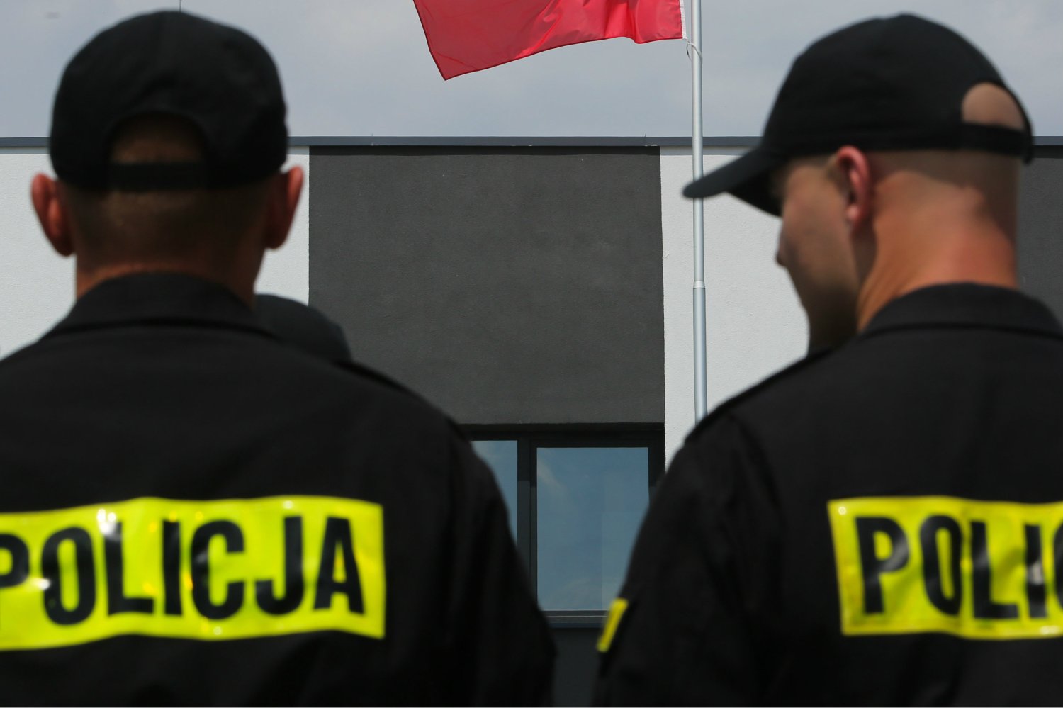 Policja całymi dniami pilnuje biura PiS przy ul. Koszykowej 10 w Warszawie.