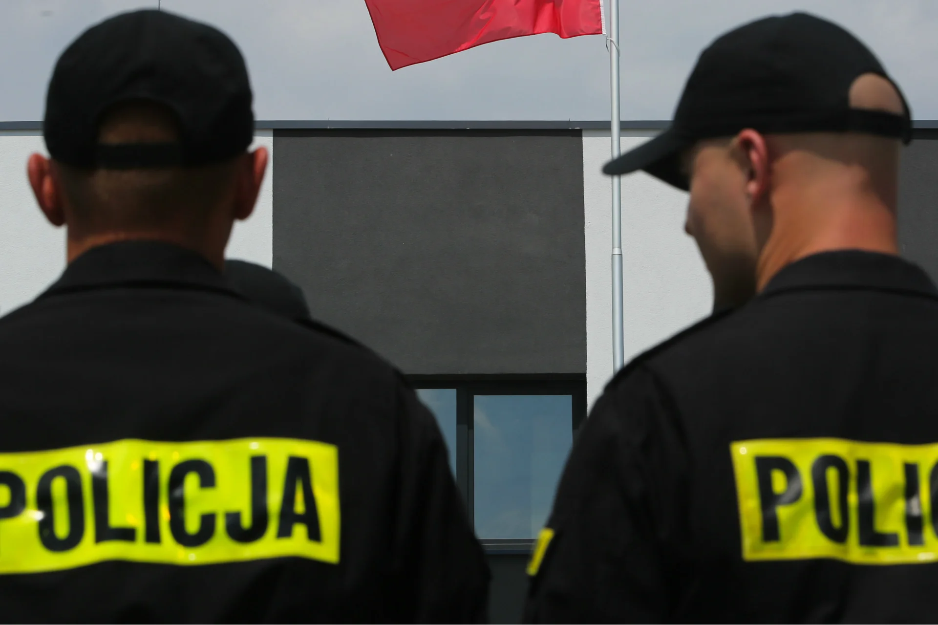 Policja całymi dniami pilnuje biura PiS przy ul. Koszykowej 10 w Warszawie.