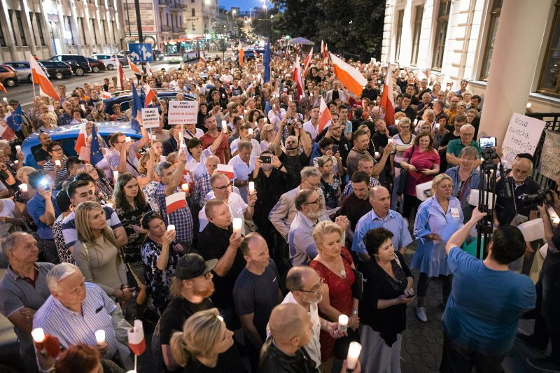 Polacy protestowali w całej Polsce w obronie Sądu Najwyższego. Na zdjęciu w Lublinie.