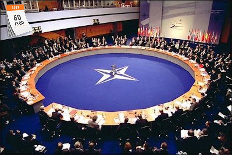 Polska flaga wisi przed kwaterą główną NATO w Brukseli od 1999 roku