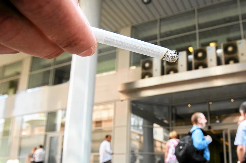 Zakaz palenia naprawdę ogranicza ilość biernych palaczy.