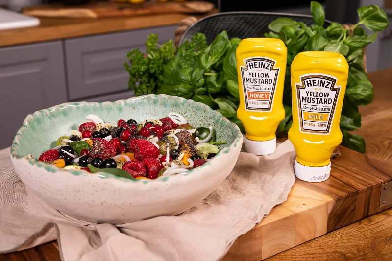 Heinz Yellow Mustard to tradycyjna amerykańska musztarda, jedna z najbardziej rozpoznawalnych na świecie. Wyróżnią ją łagodno-cierpki smak i wyrazisty żółty kolor