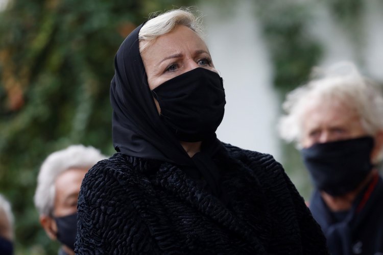 Krystyna Janda na antenie TVN24 tłumaczyła się z przyjścia i współorganizacji szczepień celebrytów poza kolejką. Fot. Maciek Jaźwiecki / Agencja Gazeta