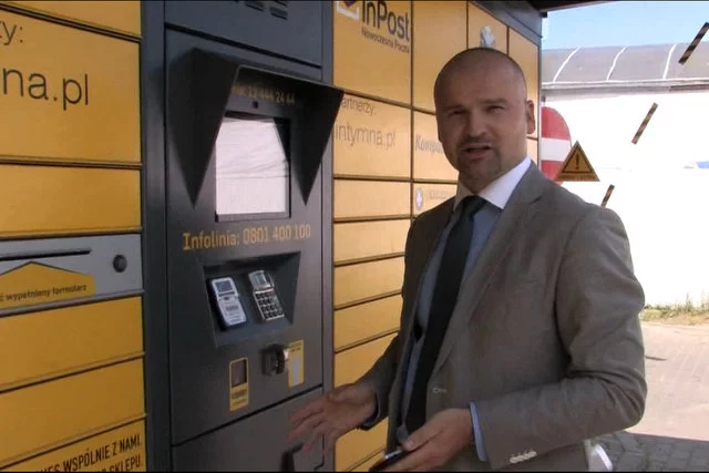 Rafał Brzoska przed paczkomatem, który wyprowadził jego biznes na międzynarodowe wody