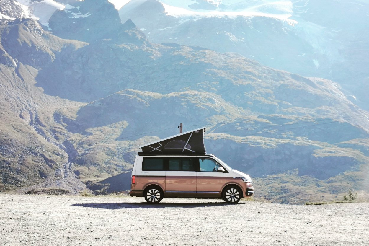 Volkswagen California T6.1 w wersji Ocean to doskonały pomysł na wakacje. Zwłaszcza w dobie koronawirusa.