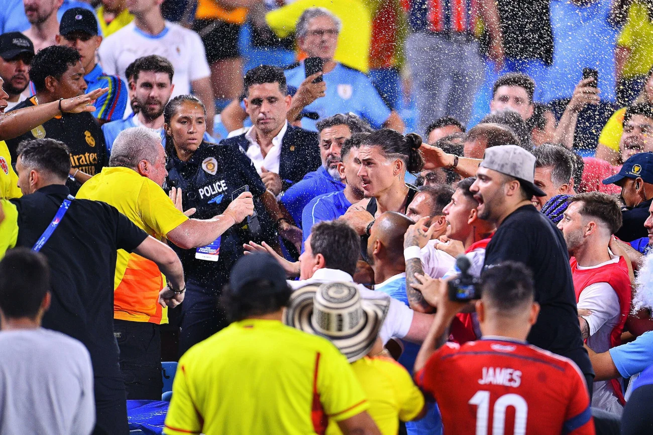 Darwin Nunez (w środku, ze związanymi włosami) w 2022 r. przeszedł do Liverpoolu za 75 mln euro