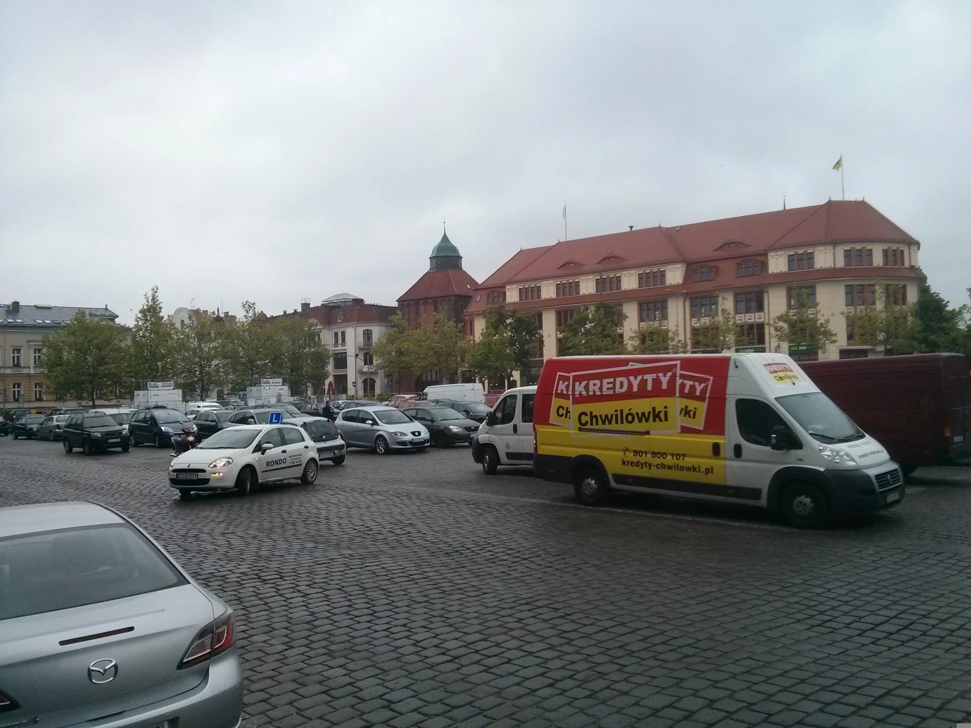 Główny plac Słupska to dzisiaj wielki parking. Robert Biedroń rozpisał konkurs na koncepcję jego zagospodarowania.