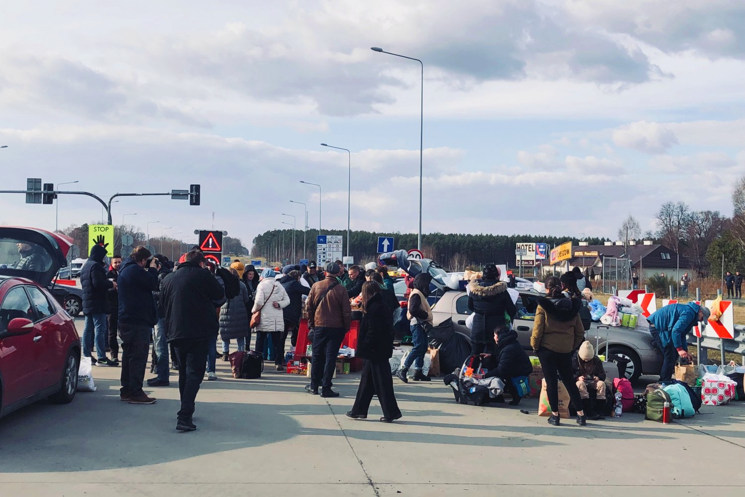 Uchodźcy i uchodźczynie z Ukrainy na przejściu granicznym Korczowa-Krakowiec