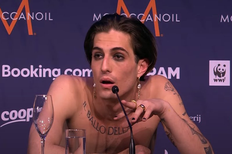 Damiano David z zespołu Måneskin na konferencji prasowej.